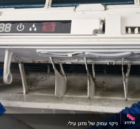 ניקוי מזגן עם כלי עבודה כחול